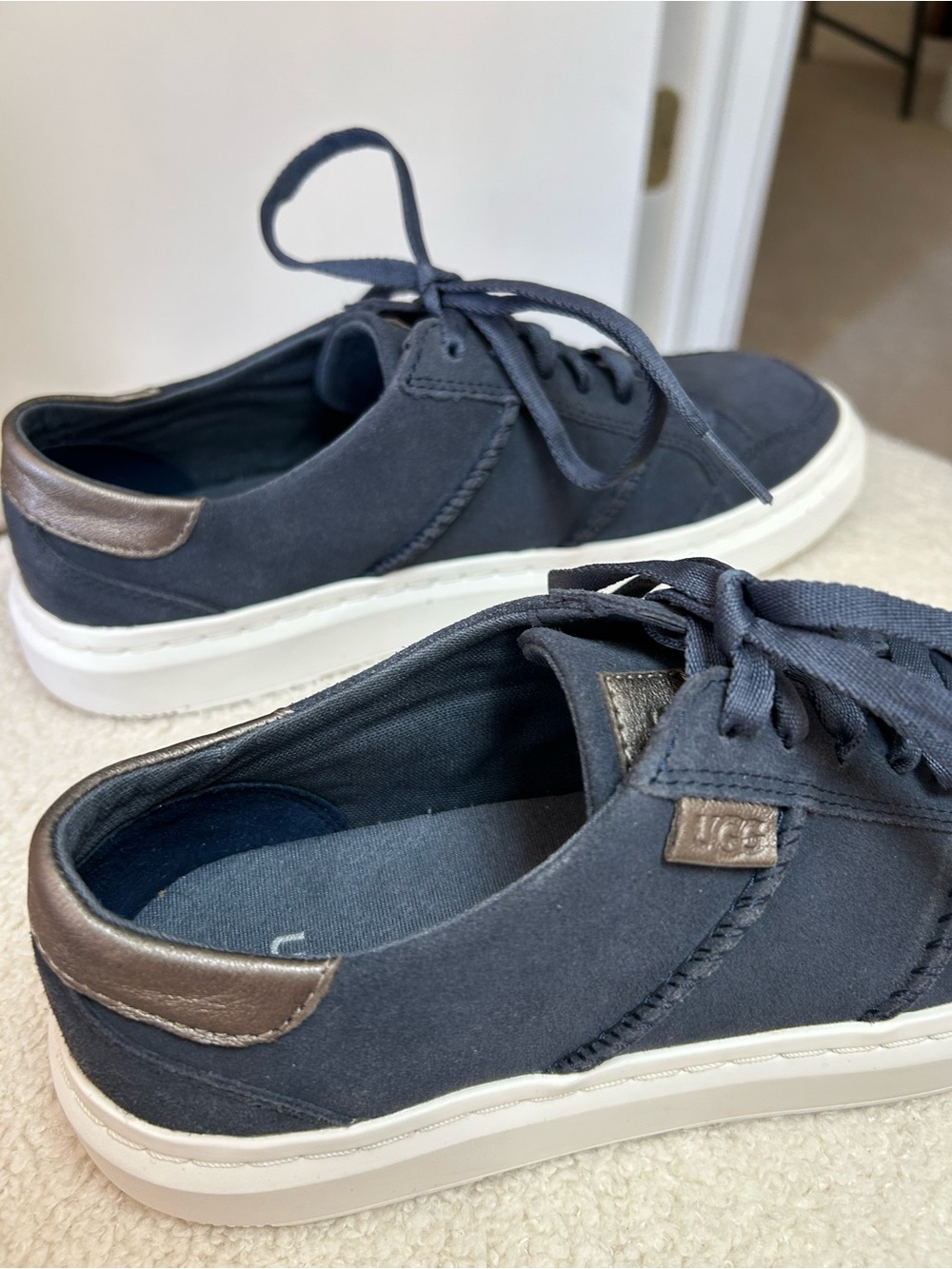 Ugg Suede and Canvas Alameda Sneaker Size 7 Navy - Picture 9 of 12